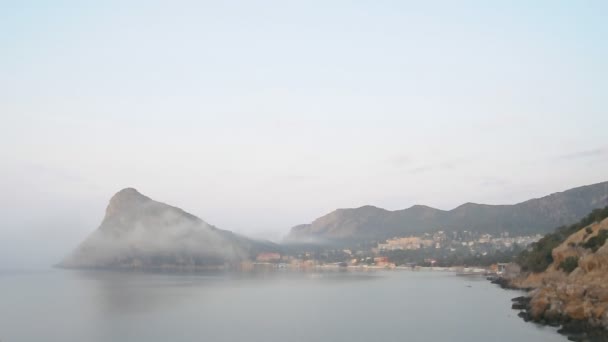 Momentos de la niebla en movimiento en las montañas
 - Metraje, vídeo