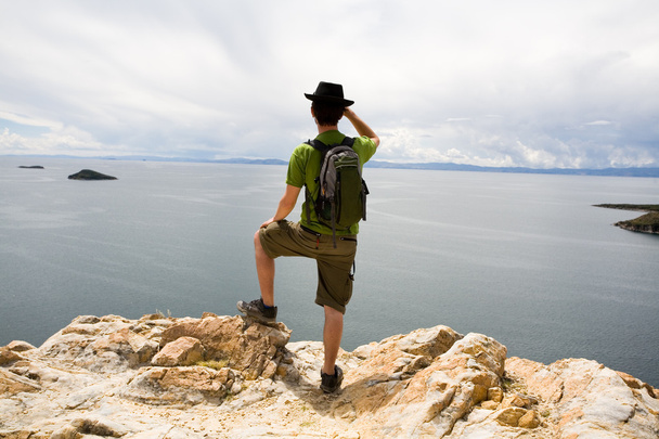 turysta patrząc na jeziorze titicaca - Zdjęcie, obraz