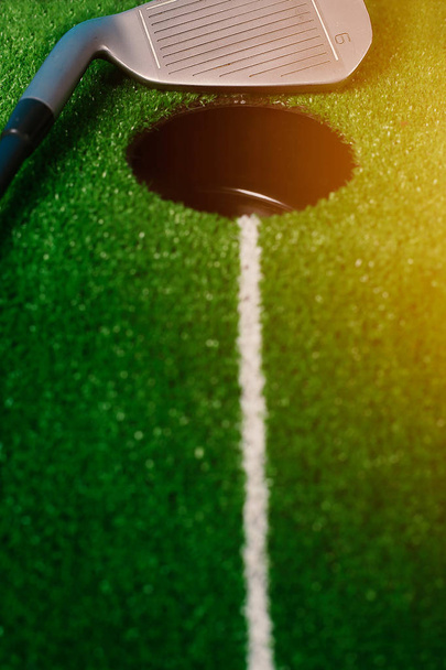 Obraz Golf Hole z Golf Stick. Izolowane na kolorowym tle.  - Zdjęcie, obraz