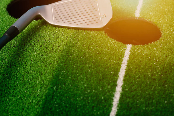 Εικόνα του γκολφ τρύπα με μπαστούνι του γκολφ. Απομονωμένη σε πολύχρωμο φόντο.  - Φωτογραφία, εικόνα