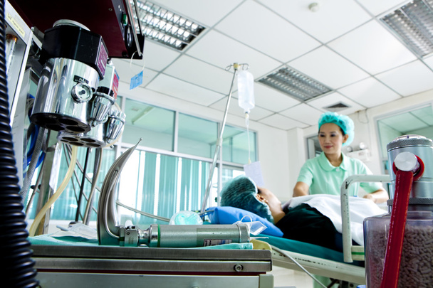 Portrait of woman patient receiving artificial ventilation in hospital - 写真・画像