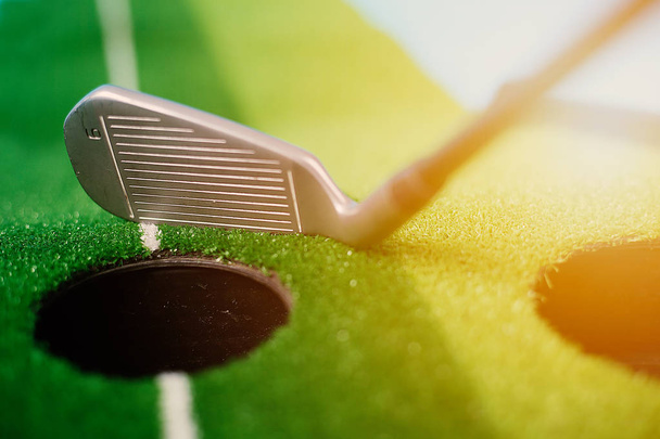Foto de Golf Hole con palo de golf. Aislado sobre fondo colorido
.  - Foto, Imagen