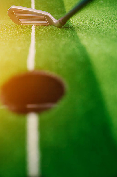 Obrázek golfového otvoru. Izolované na barevném pozadí.  - Fotografie, Obrázek