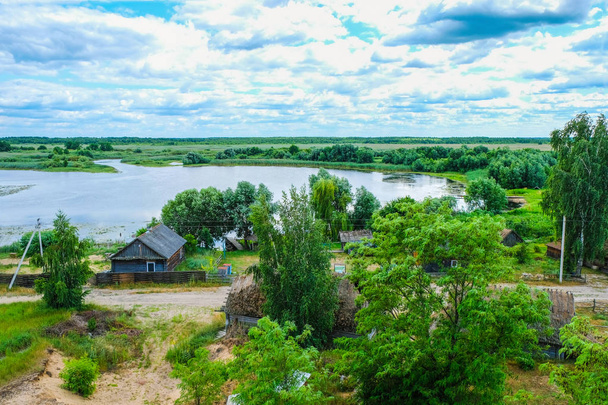 Il villaggio scomparso di Svalovichi in Ucraina sul fiume Pripyat, tra le paludi del parco naturale. Luogo del turismo acquatico
. - Foto, immagini