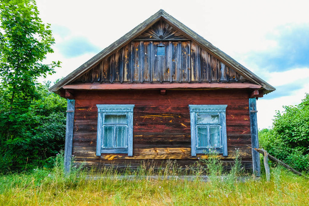 Folk verlaten oudste bewoning in het verdwijnende dorp Svalovichi in de Oekraïne. Oekraïense Polissya. - Foto, afbeelding