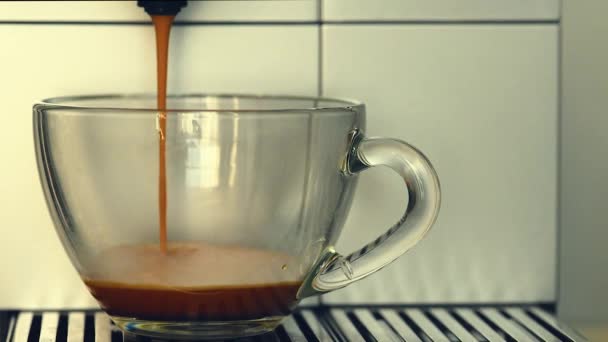 coffee is poured into a transparent Cup from the coffee machine - Séquence, vidéo
