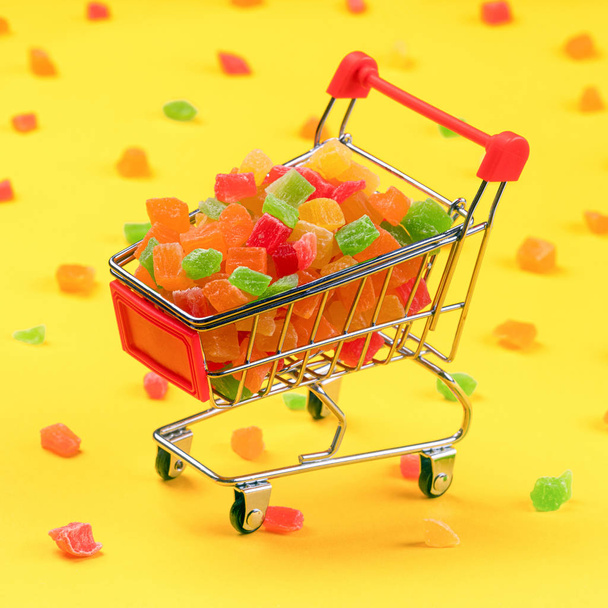 sokeroitu hedelmä ostoskorissa
 - Valokuva, kuva