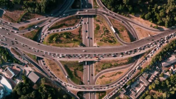 Drone view 4K cámara de vídeo estática mira hacia abajo en un cruce de carreteras
 - Metraje, vídeo