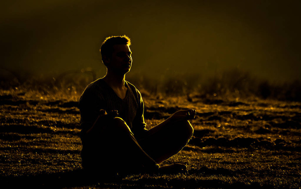 若い男は自然について瞑想している - 写真・画像