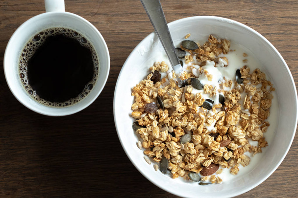 flocons d'avoine granola aux arachides, avec tasse de café
 - Photo, image