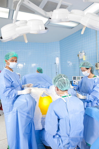Doctor in operation room with his team - Foto, Imagen