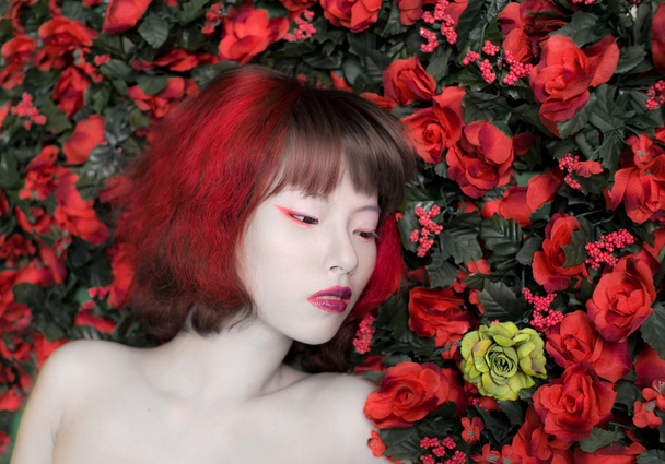 дівчина в червоних квітах
 - Фото, зображення