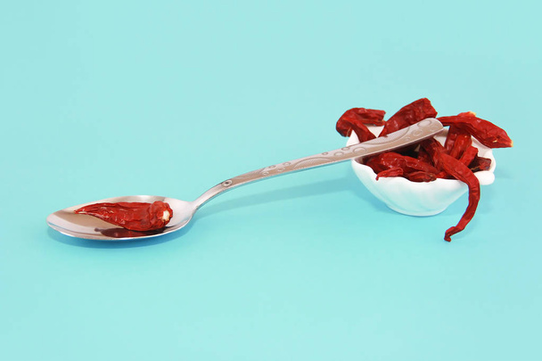 getrocknete rote Schote trockener Paprika in einem Metalllöffel - Foto, Bild