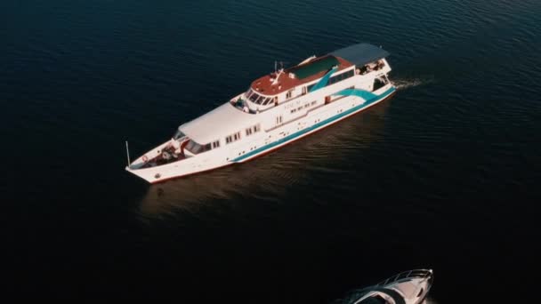 Vue sur drone 4K Span le long du yacht soudainement dans le cadre entre dans le bateau
 - Séquence, vidéo