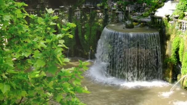 Велика Ренесанс фонтан струменя води в Вілла Десте в Тіволі-Італія - Кадри, відео