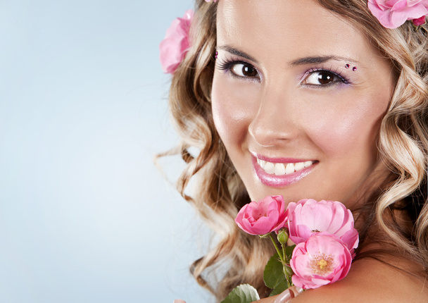 beautiful face with pink roses - Foto, Bild
