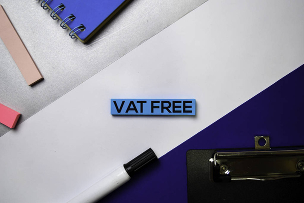Valor acrescentado Isenção de Imposto (IVA) texto sobre notas pegajosas com conceito de mesa de escritório a cores
 - Foto, Imagem