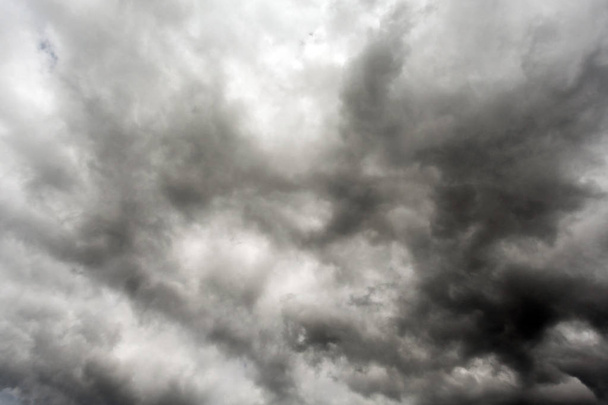Sötét és drámai viharfelhők terület háttér - Fotó, kép