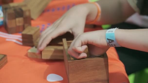 Kobieta łączy drewniane puzzle - Materiał filmowy, wideo