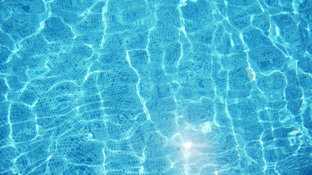 Hilarische kabbelende wateren in een zwembad in Turkije op een zonnige dag in slo-mo vrolijke achtergrond uitzicht van de see-through Celeste golven vol zonnige en bochtige gouden stralen in tegenwoordig peddel vijver in Alanya in slow motion - Video