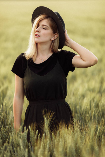 Beautiful young  woman  in wheat field  - Fotoğraf, Görsel