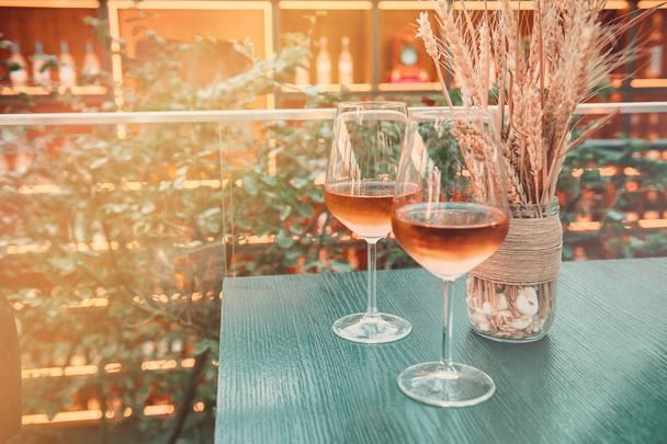 Wine glasses in a restaurant setting. - Fotoğraf, Görsel