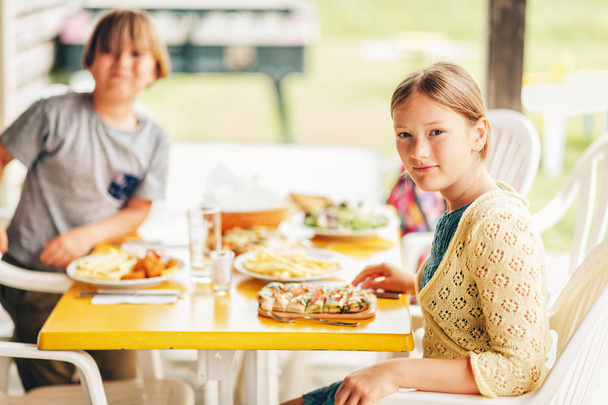 Perhe lounaalla ulkona terassilla, tausta aterian yhteydessä
 - Valokuva, kuva