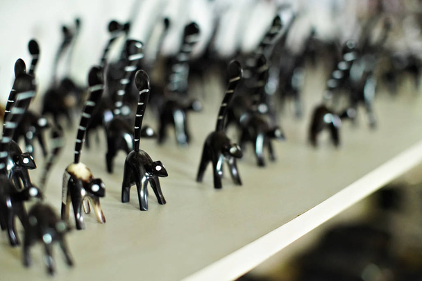 Profundidad superficial de la foto de campo: figuras de lémur hechas a mano en la tienda de recuerdos en Iarinoro. Los lémures son símbolo de Madagascar
 - Foto, Imagen