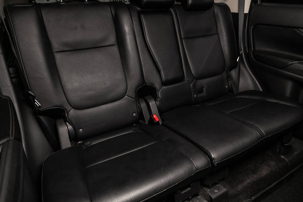 シートベルト付きブラックレザーリアシートのクローズアップ。現代車インターリオ - 写真・画像