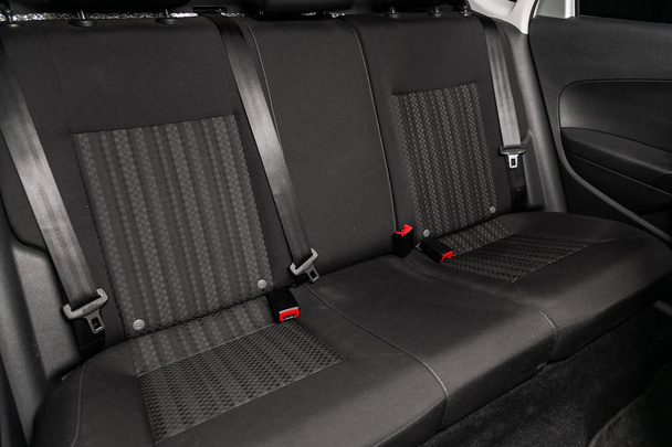 Gros plan des sièges arrière noirs avec ceinture de sécurité. voiture moderne interio
 - Photo, image