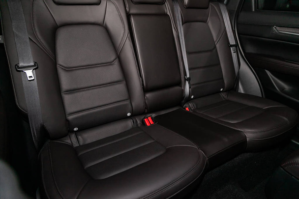 Gros plan des sièges arrière en cuir noir avec ceinture de sécurité. voiture moderne interio
 - Photo, image