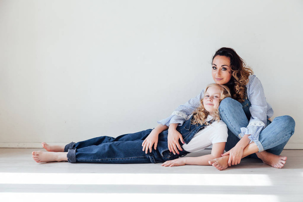 Anya és lánya játék ölelgetik otthon a padlón - Fotó, kép