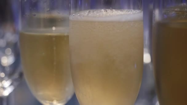 Pęcherzyki w szklankach szampana - Materiał filmowy, wideo