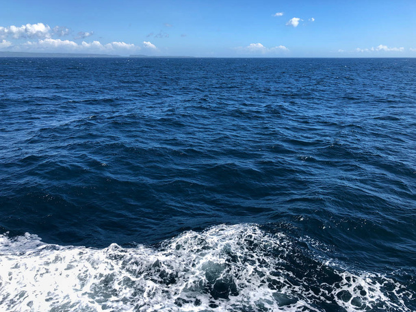 Θέα στη θάλασσα από το πορθμείο με τον γαλάζιο ουρανό.  - Φωτογραφία, εικόνα