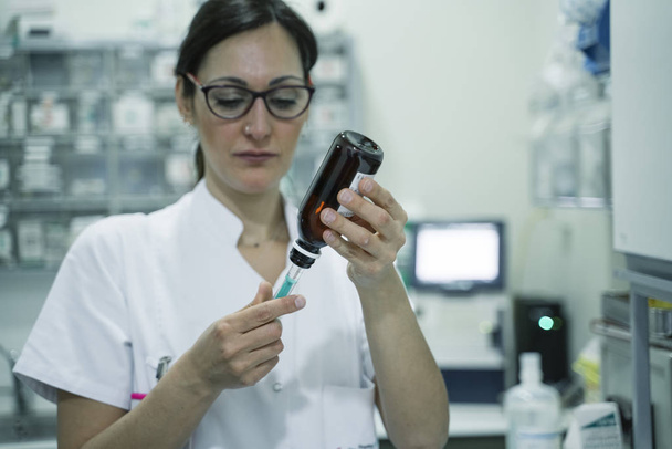 Female doctor preparing syringe for vaccination - Fotoğraf, Görsel
