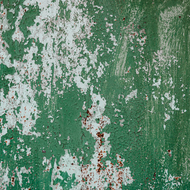 Stary brudny Rusty metal ściana. Shabby, pęknięty zieloną farbą. Grunge - Zdjęcie, obraz