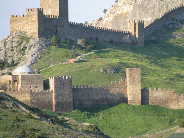 Krimin vuoret, vanha linnoituksen muuri, vaikuttava näkymä
 - Valokuva, kuva