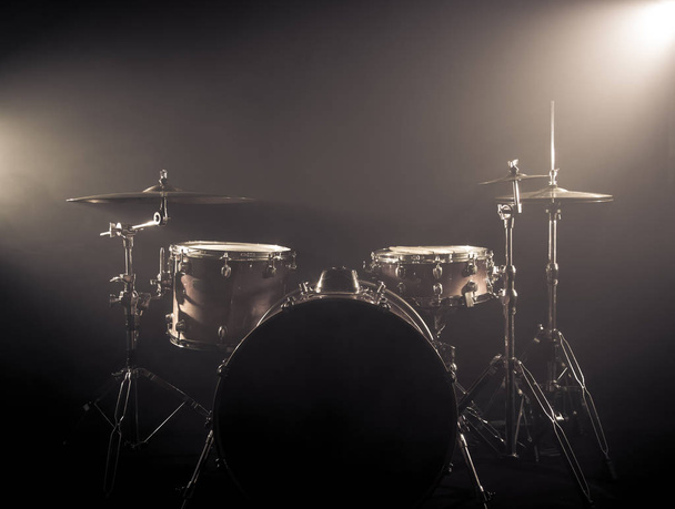 Drum set egy színpadon sötét háttér. Musical Drums Kit a sta - Fotó, kép