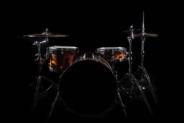 暗い背景のステージにドラムセット。ミュージカルドラムキット オン スタ - 写真・画像