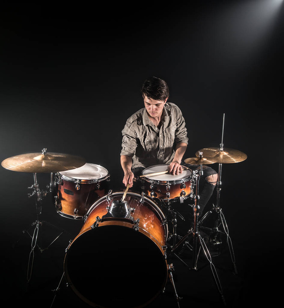 Професійний барабанщик, який грає на барабані на сцені на чорному б
 - Фото, зображення