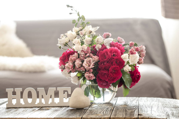 Stilleven met een inscriptie thuis en een vaas met bloemen - Foto, afbeelding