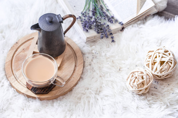 Уютный натюрморт с чайником и чашкой горячего напитка
 - Фото, изображение