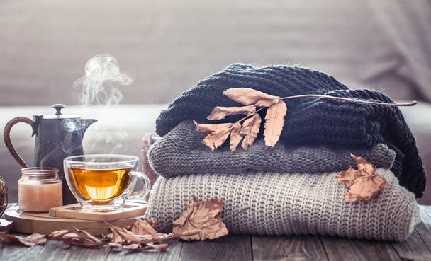 Gezellige Herfst Stilleven met een kopje thee - Foto, afbeelding