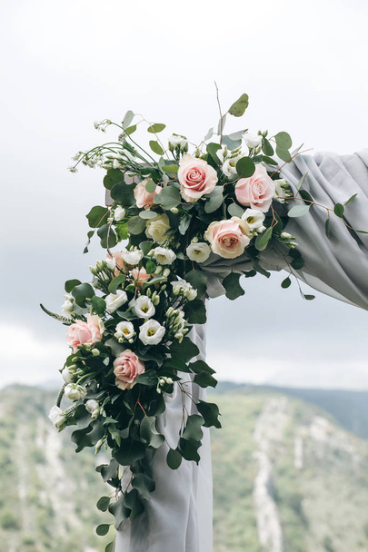 schöner Hochzeitsbogen mit Blumen - Foto, Bild