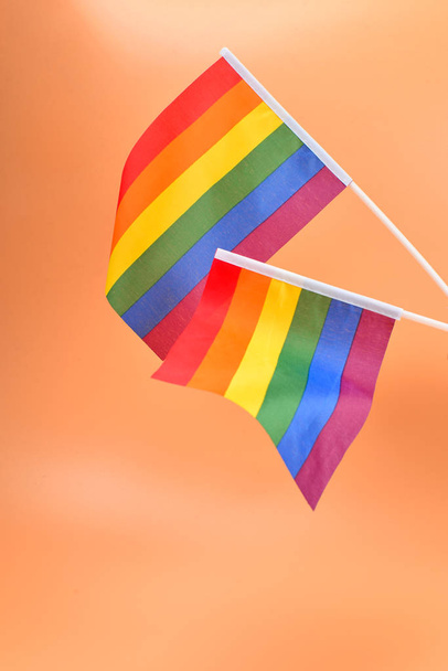 ЛГБТ-флаг на оранжевом фоне. Копирование пространства
.  - Фото, изображение