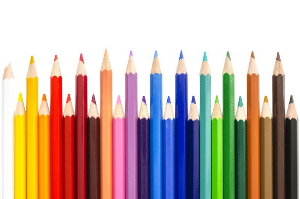 kleur potloden op witte achtergrond - Foto, afbeelding