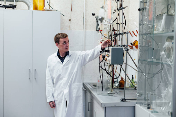 científico realiza experimentos químicos en el laboratorio
 - Foto, Imagen