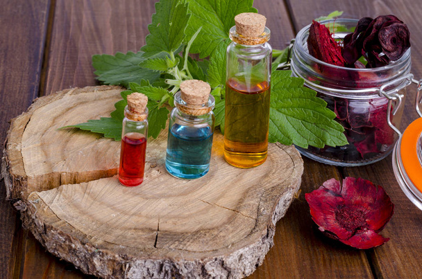 Lasipullot aromi eteerinen öljy puinen tausta, kuva vaihtoehtoisen hoidon lääketiede
 - Valokuva, kuva