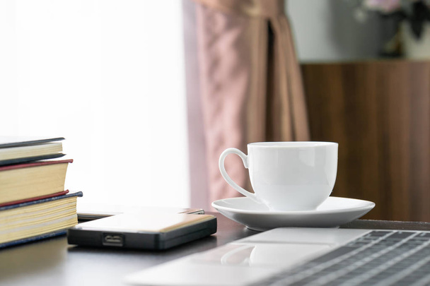 Coffee cup and laptop on table - Fotoğraf, Görsel