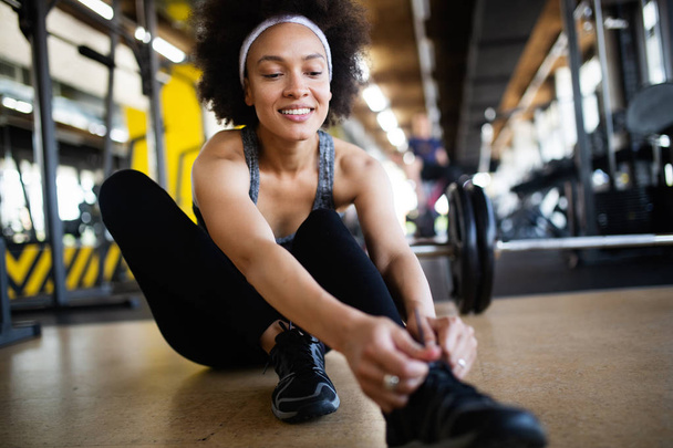 Portrait of young black fitness woman in gym - Fotoğraf, Görsel